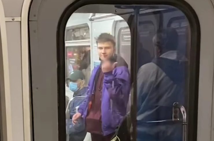 Очередного наглого курильщика увидели в вагоне столичного метро