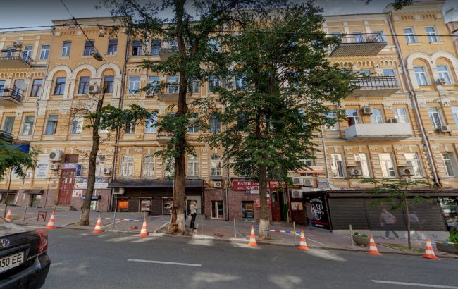 В центре Киева у метро «Театральная» обрушился фасад дома