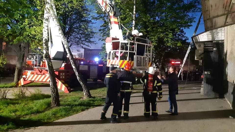 Во Львове горел дом: 2 пострадавших, 112 человек эвакуированы