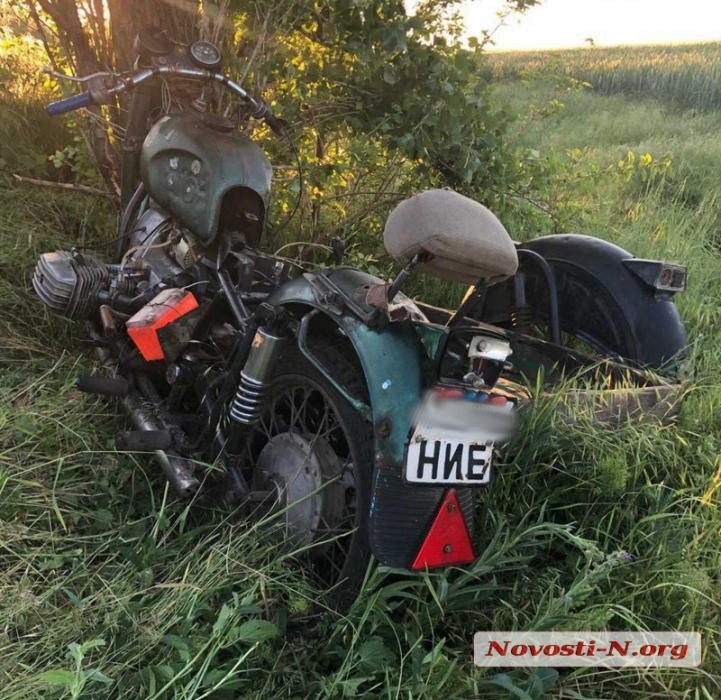 Под Николаевом мотоцикл влетел в дерево: двое погибших (ФОТО)