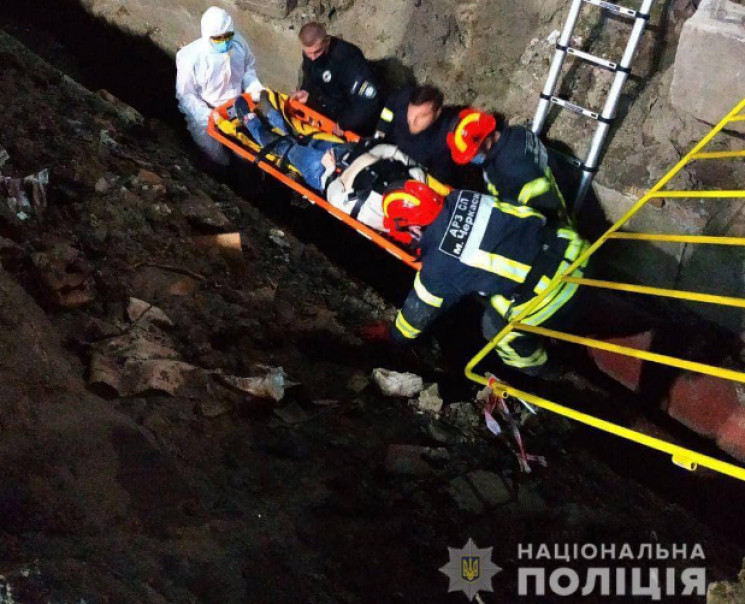 В Черкассах 66-летняя женщина упала в яму