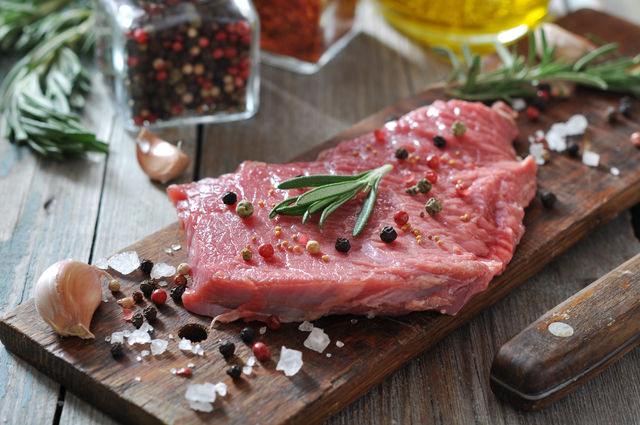 Красное мясо может спровоцировать рак кишечника