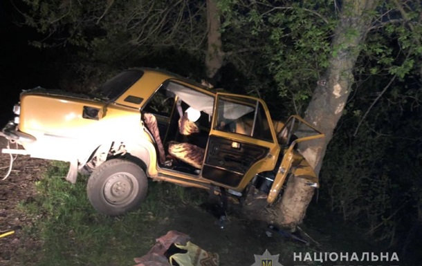Легковушка с 15-летним водителем врезалась в дерево: 2 погибших