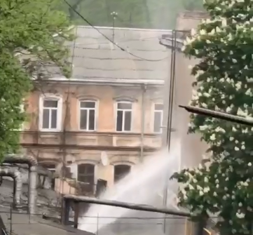 После прорыва трубы «гейзер» бил в стену дома в Одессе