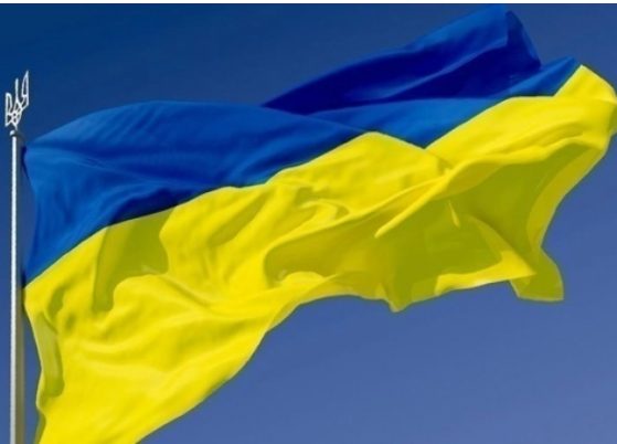 Неизвестный вандал осквернил флаг Украины в центре Киева
