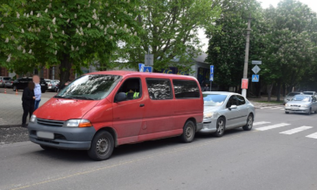 Из-за столкновения Peugeot и Toyota в центре Николаева образовалась пробка