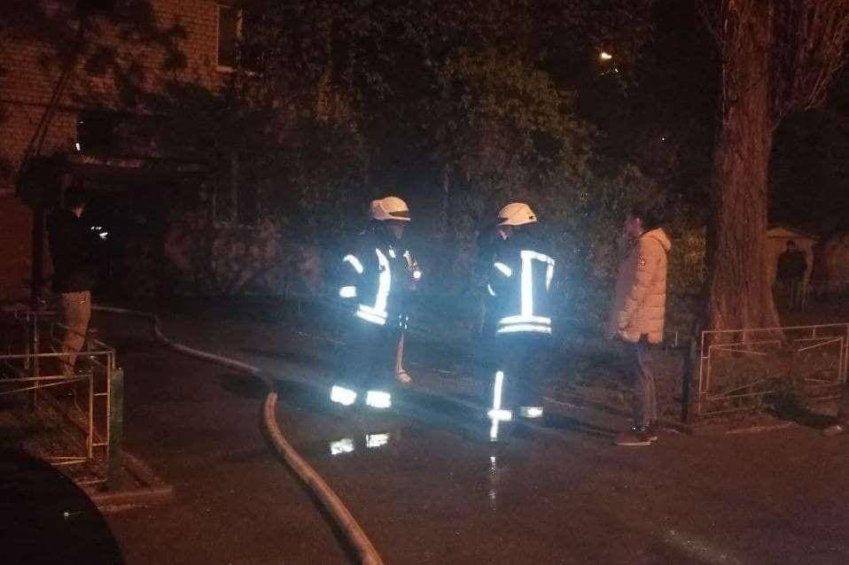 Из горящей квартиры в Киеве спасли двух человек