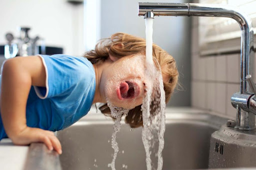  Почему пить слишком много воды опасно, рассказали ученые