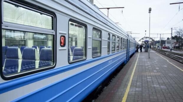 В поезде «Укрзализныци» решили заткнуть протекающие окно мусором