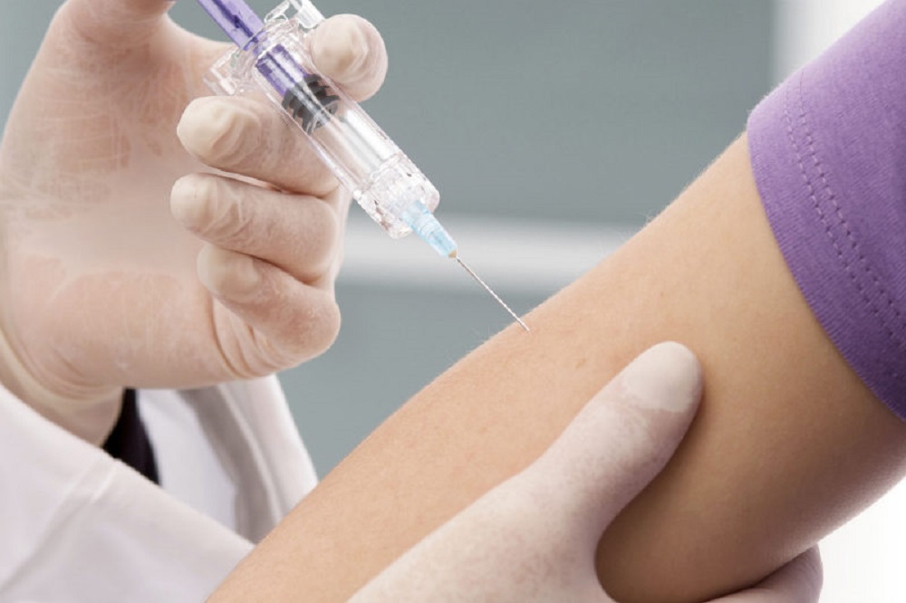 Врач высказался о скорости COVID-вакцинации в Украине