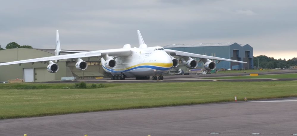 Украинский самолет снес ограждение на британской авиабазе (ВИДЕО)