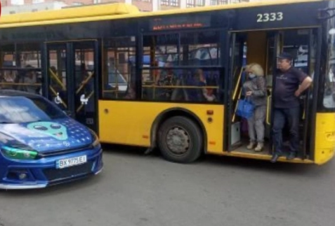 «Герой парковки» парализовал движение транспорта на Лукьяновке в Киеве (ФОТО)