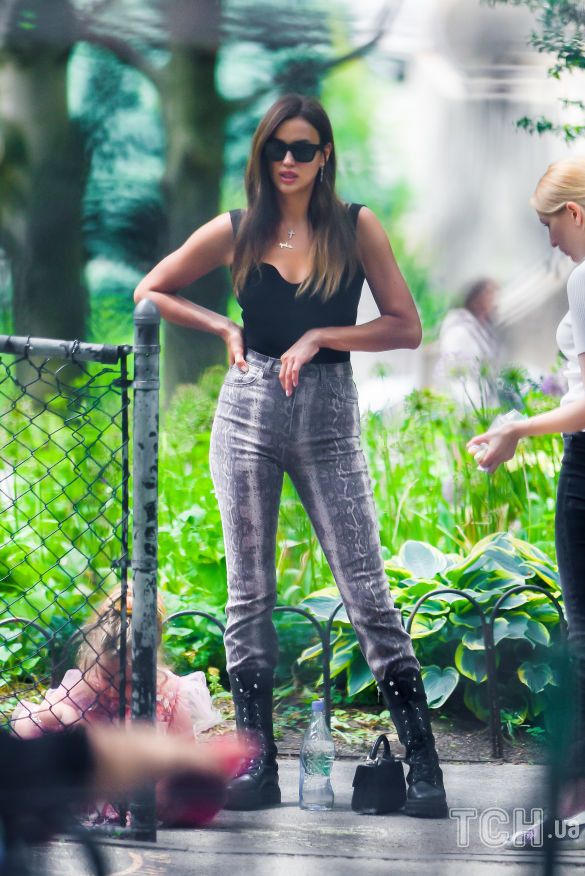 Ирина Шейк выбрала брюки из змеиной кожи и ботинки для прогулки по Манхэттену (ФОТО)