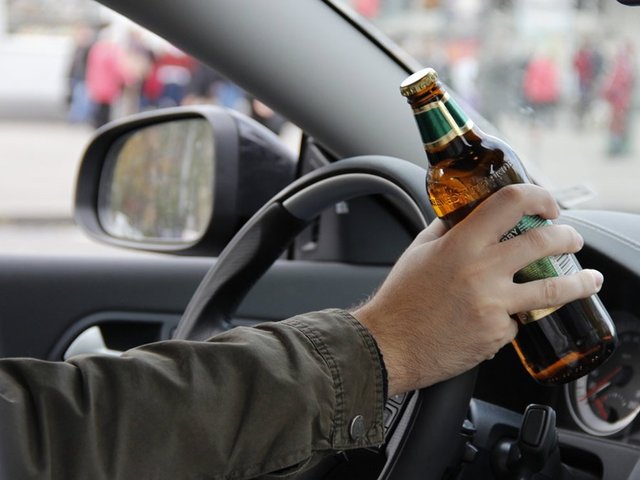 В Киеве водитель маршрутки отхлебнул из пивной бутылки за рулем (ВИДЕО)