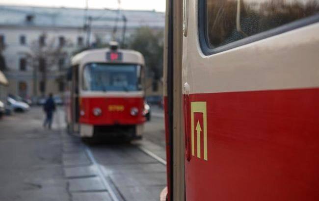 В Киеве девушка поскользнулась и упала под трамвай (ВИДЕО)