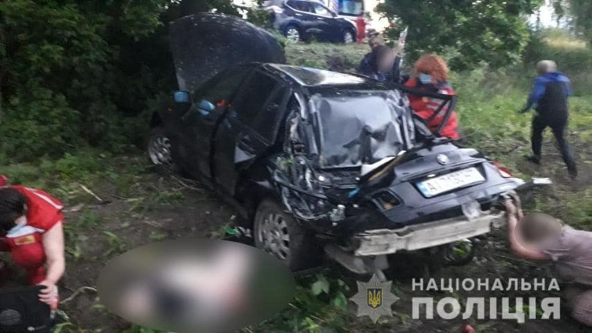 На Киевщине BMW снесло в кювет: погиб ребенок (ФОТО)