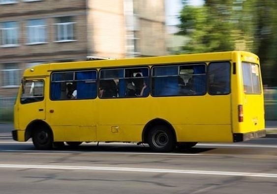 На Воскресенке в Киеве маршрутка с пассажирами врезалась в столб (ВИДЕО)