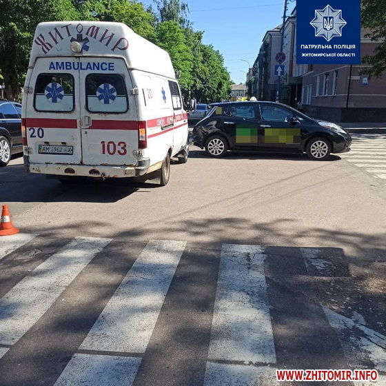 В Житомире на перекрестке не разминулись «скорая» и такси (ФОТО)