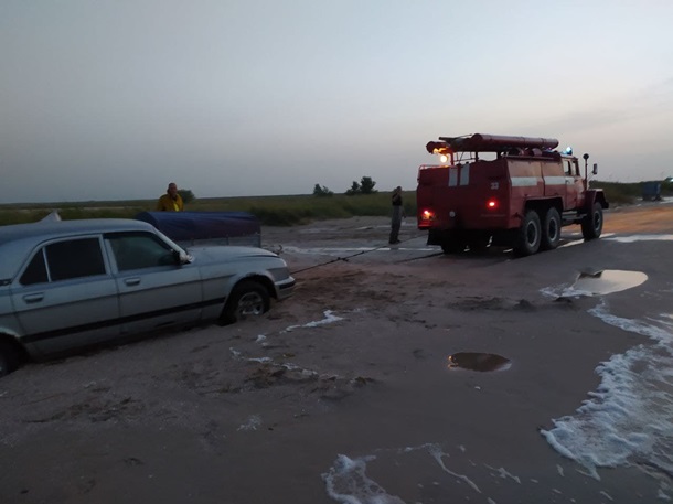 На побережье Азовского моря в песке застряли десятки авто (ФОТО)