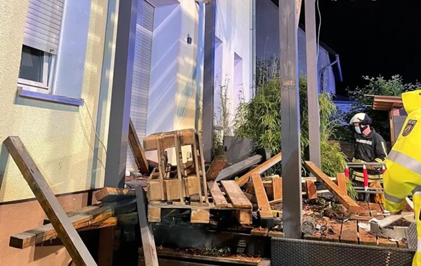 В Германии из-за рухнувшего балкона пострадало 9 человек (ФОТО, ВИДЕО)