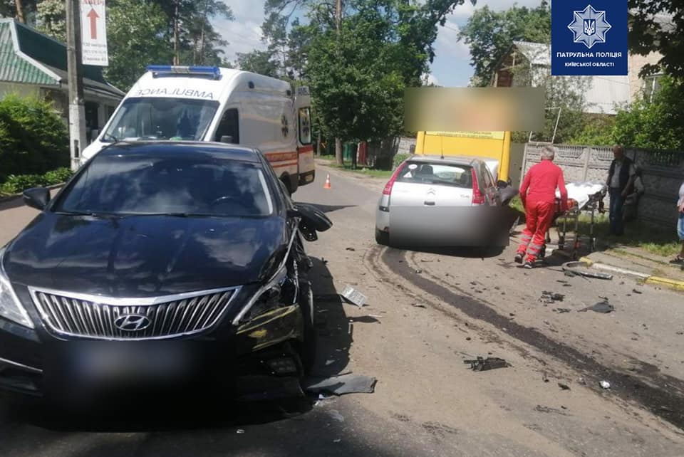Под Киевом в ДТП попали две иномарки и маршрутка: 5 пострадавших (ФОТО)