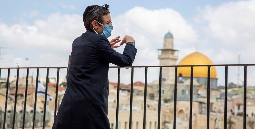 Власти Израиля отменили обязательное ношение защитных масок в помещениях