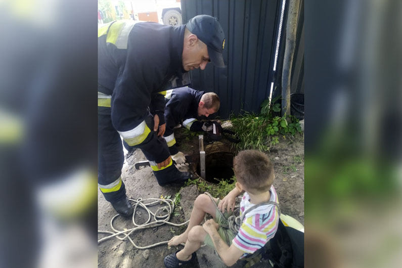 В Днепре мальчик рухнул в 6-метровый канализационный люк (ФОТО, ВИДЕО)
