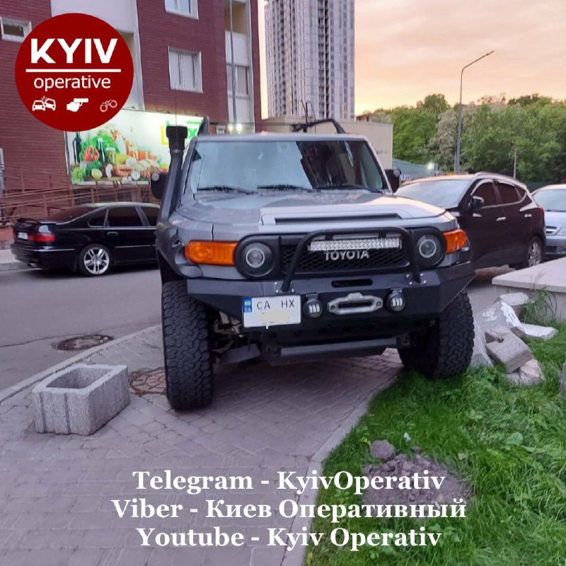 На Демиевке в Киеве владелец внедорожника отличился «героической» парковкой (ФОТО)