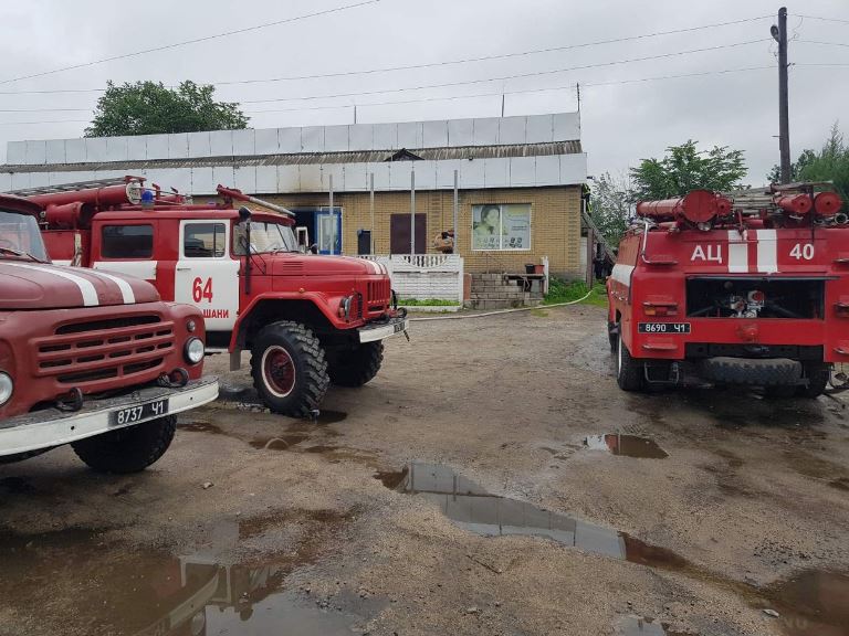 Под Харьковом горел магазин: пожарные боролись с огнем 2 часа