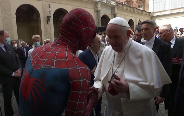 На аудиенцию Папы Римского пришел Человек-паук (ФОТО, ВИДЕО)