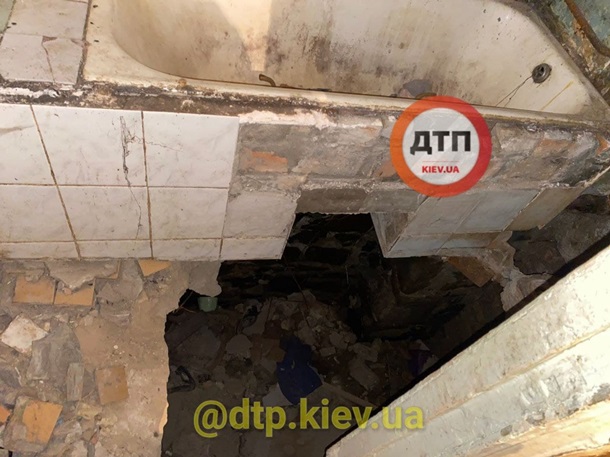 В Киеве пьяный мужчина провалился в дыру в полу ванной (ФОТО)