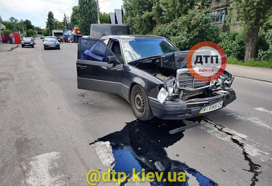 Под Киевом Mersedes врезался в авто, которое пропускало пешеходов (ФОТО, ВИДЕО)