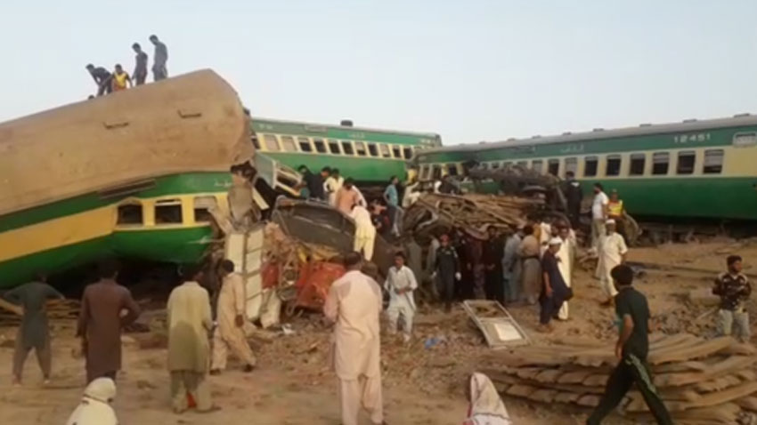 В Пакистане столкнулись два поезда: десятки погибших