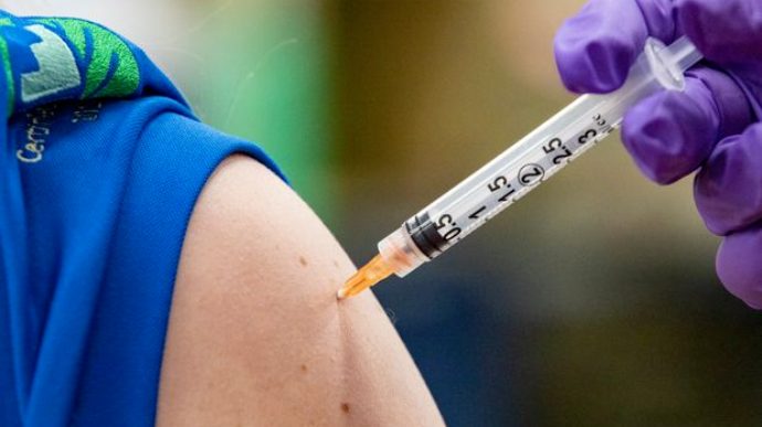 В МОЗ планируют выйти на 220 тысяч COVID-прививок в сутки
