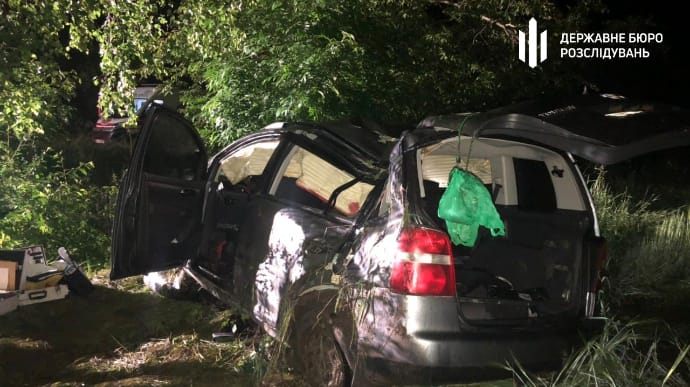 В Винницкой области пьяный коп врезался в дерево: есть жертвы (ФОТО)