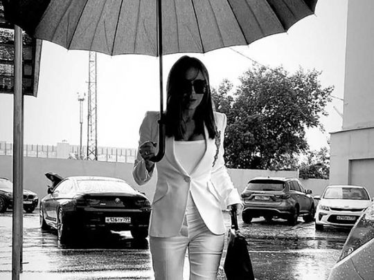 Ани Лорак в белоснежном костюме попала под ливень (ФОТО)