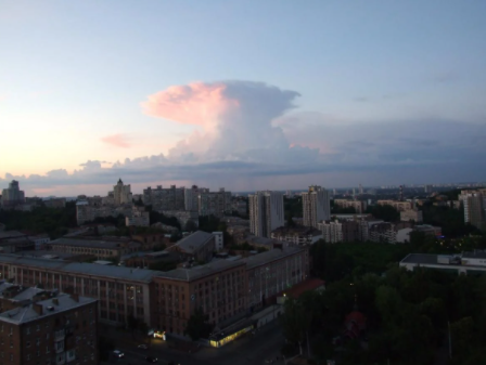 В небе над Киевом увидели необычное явление (ФОТО)