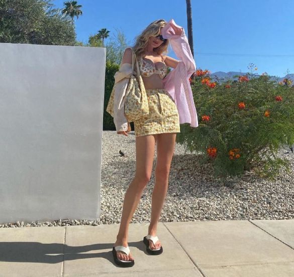 Модель Эльза Хоск выбрала короткую юбку для прогулки в жару (ФОТО)