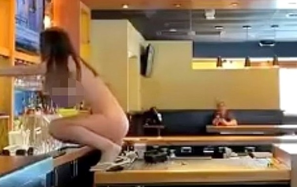 В США голая женщина разнесла бар (ФОТО, ВИДЕО)