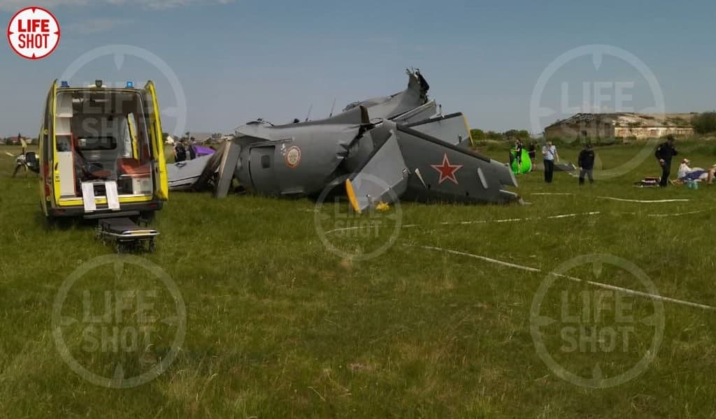 В РФ упал самолет: четверо погибших, восемь раненных (ФОТО)