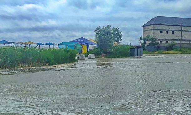 Море затопило пляжи Бердянска и Кирилловки (ФОТО)