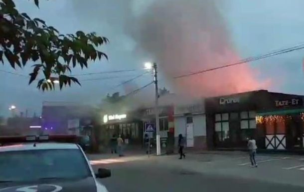 На Софиевской Борщаговке под Киевом произошел пожар в ресторане (ФОТО, ВИДЕО)