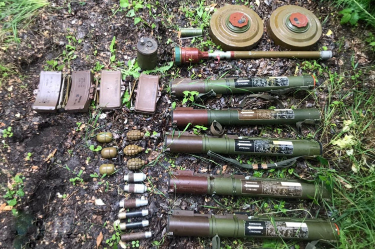 На чердаке на Луганщине обнаружили схрон с боеприпасами (ФОТО)