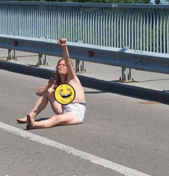На столичном Гидропарке на дороге лежала голая девушка (ФОТО)
