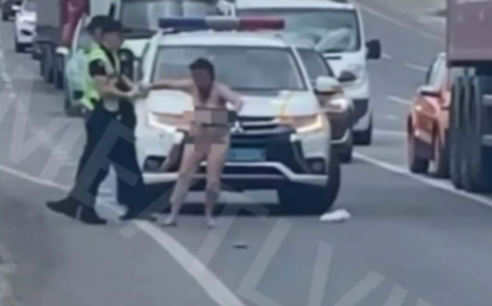 На трассе под Львовом гуляла голая женщина (ФОТО)