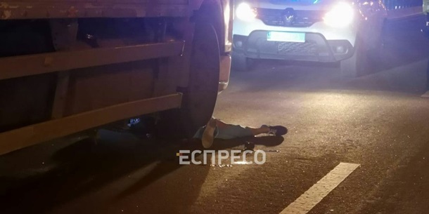 Ночью в Киеве грузовик задавил двух человек, перебегавших дорогу (ФОТО,ВИДЕО)