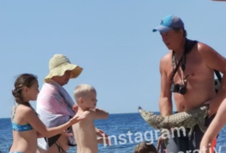 Пляжный фотограф гулял по Скадовску с крокодилом (ФОТО, ВИДЕО)