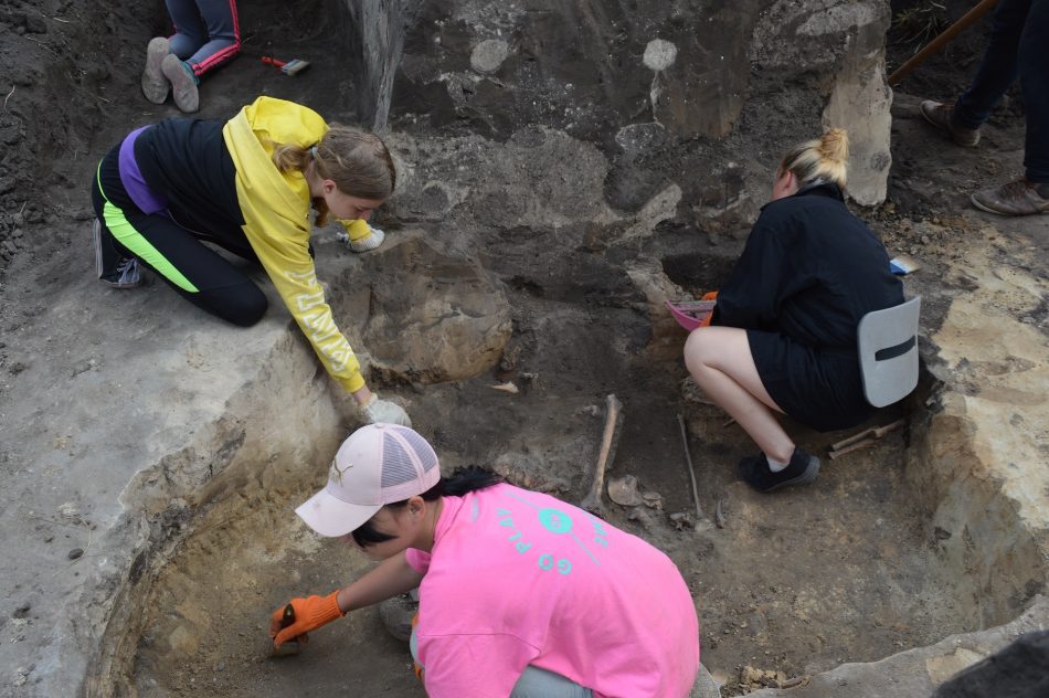 При раскопах археологи обнаружили останки людей с удлиненными головами  (ФОТО)