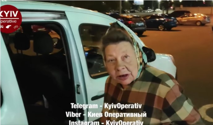 В Киеве бабушка, просившая милостыню, уехала с места «работы» на такси (ВИДЕО)