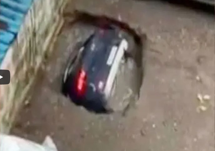 В Индии за считанные секунды авто исчезло в яме (ВИДЕО)